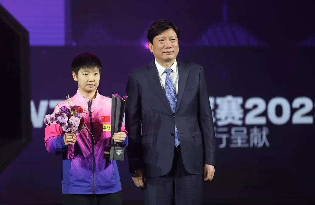 ▲李卫东为女单冠军孙颖莎颁发奖杯并合影