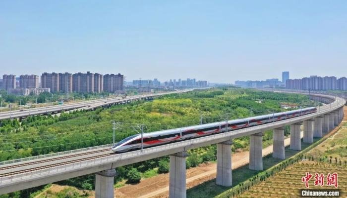 一列高铁驶过郑州城区。国铁集团郑州局 供图