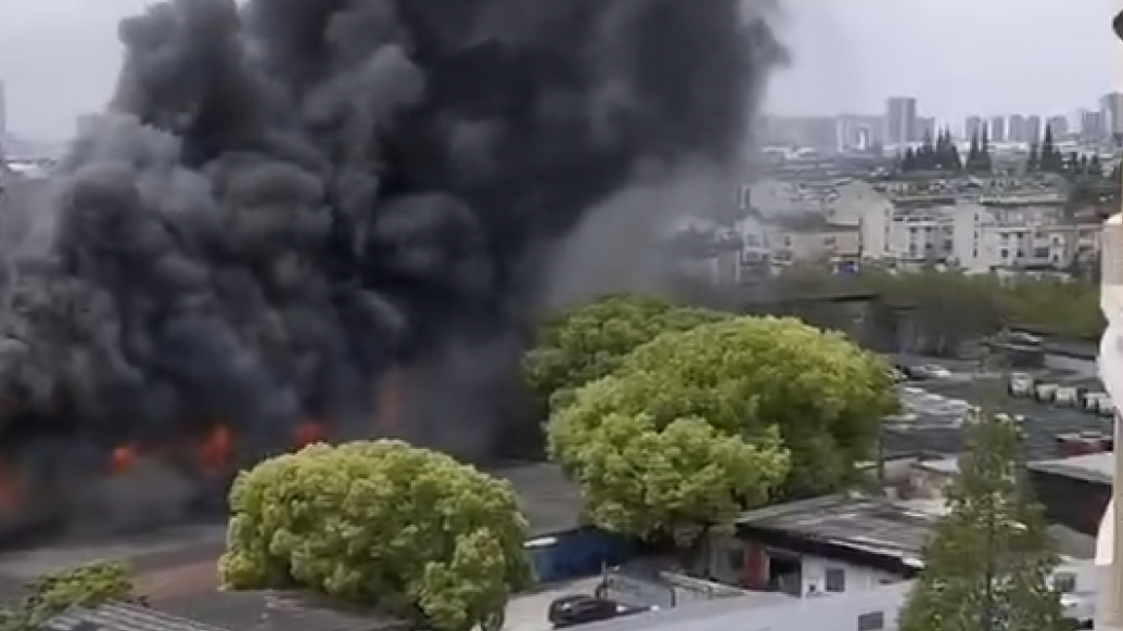 浙江嘉兴市区一仓库突发大火，现场浓烟滚滚