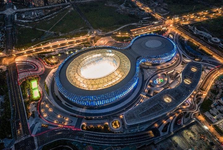 这是2021年8月23日拍摄的凤凰山体育公园专业足球场和综合体育馆（右），成都大运会篮球项目的比赛将在综合体育馆举行。新华社发（成都大运会执委会供图）