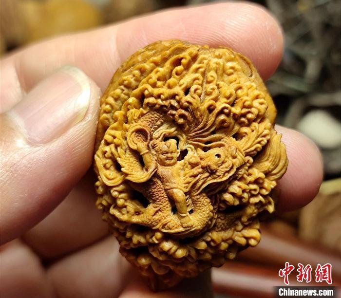 西安男子展现核雕技艺:“变废为宝”的艺术凤凰网宁波_凤凰网