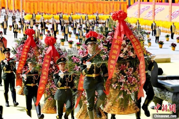 壬寅年黄帝故里拜祖大典“敬献花篮”仪程(资料图)。癸卯年黄帝故里拜祖大典组委会供图