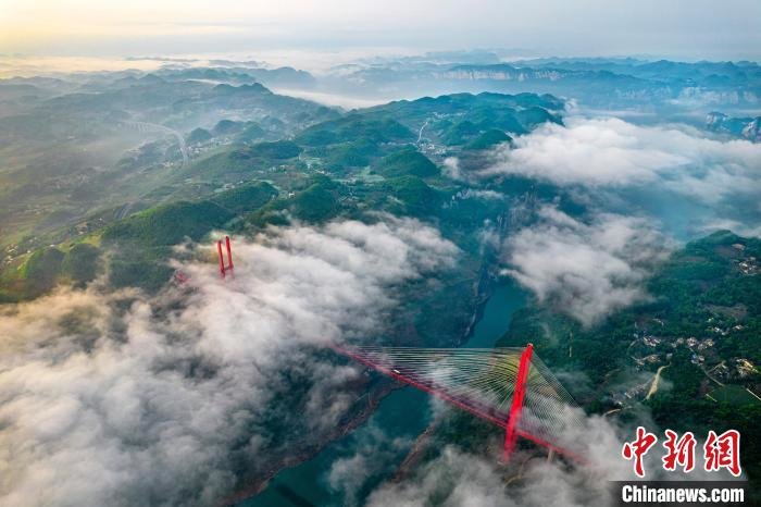 鸭池河大桥云雾缭绕美如画 史开心 摄