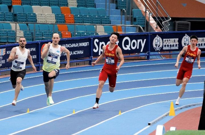 2月11日，樊添瑞（右二）在哈萨克斯坦首都阿斯塔纳举行的2023亚洲室内田径锦标赛男子400米决赛中以47秒30的成绩排名第三，夺得铜牌。新华社发（奥斯帕诺夫摄）