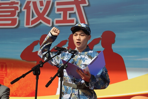 2022级学生代表戚恩至带领全体新生进行军训宣誓