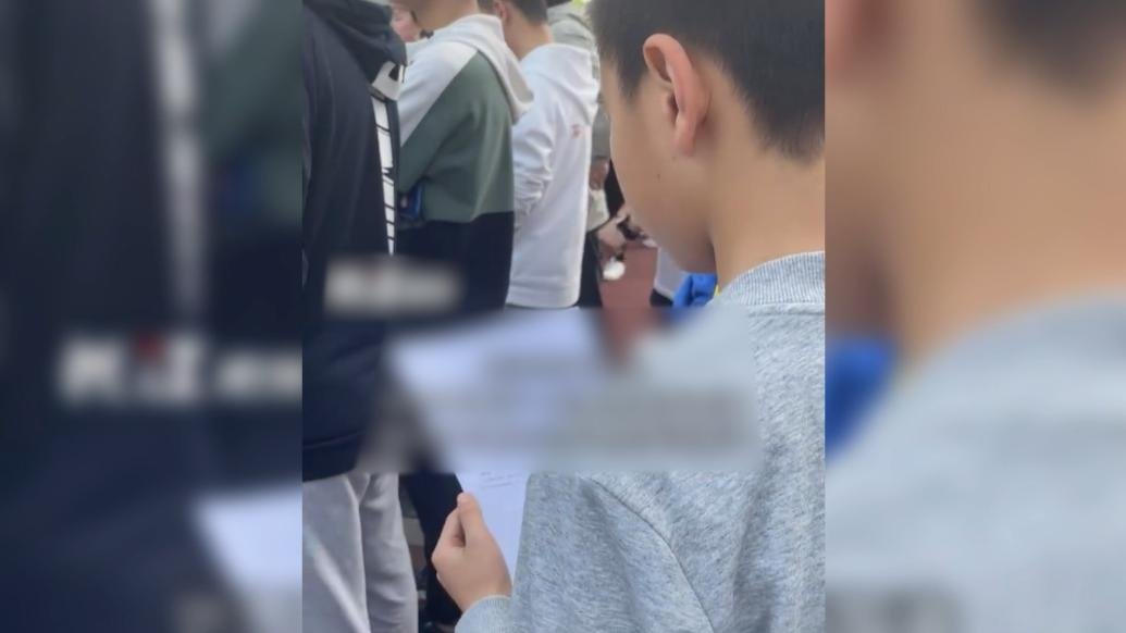 10岁男孩马拉松现场狂刷数学题