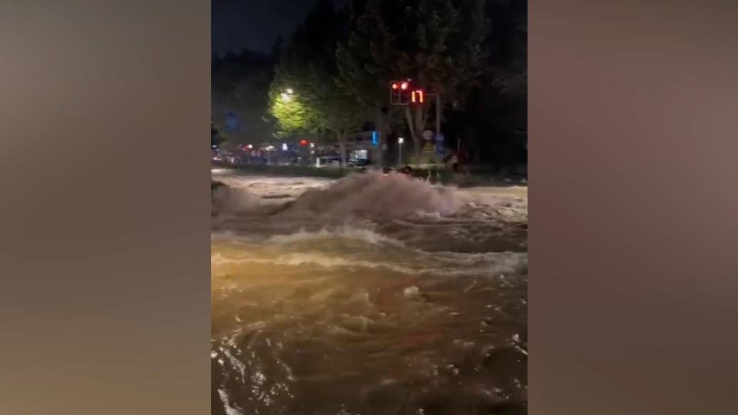 南京汉中门大街附近管径一米的输水管爆裂，大水喷涌而出