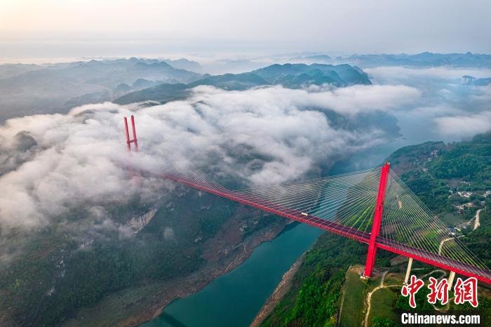 鸭池河大桥云雾缭绕美如画 史开心 摄