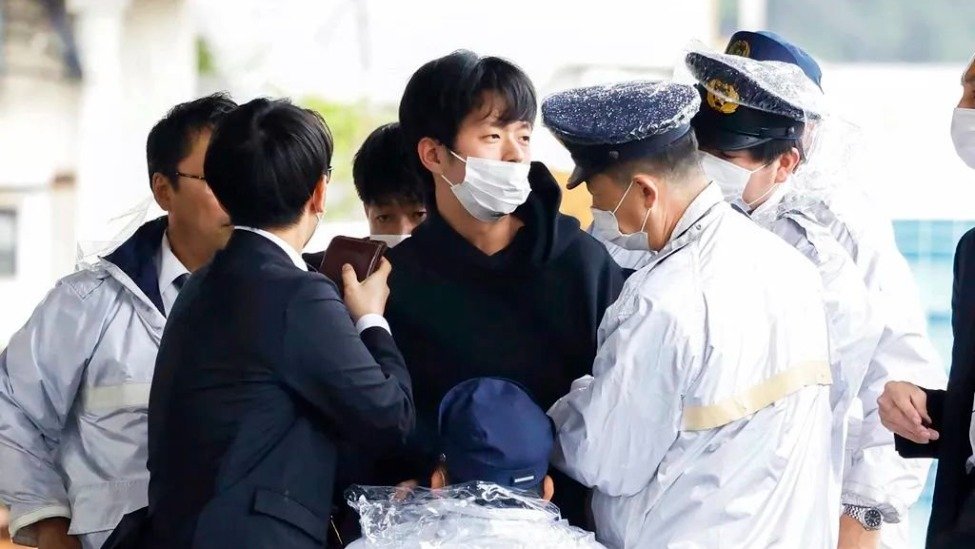 日本首相岸田“遇刺”，自導自演的“苦肉計”？