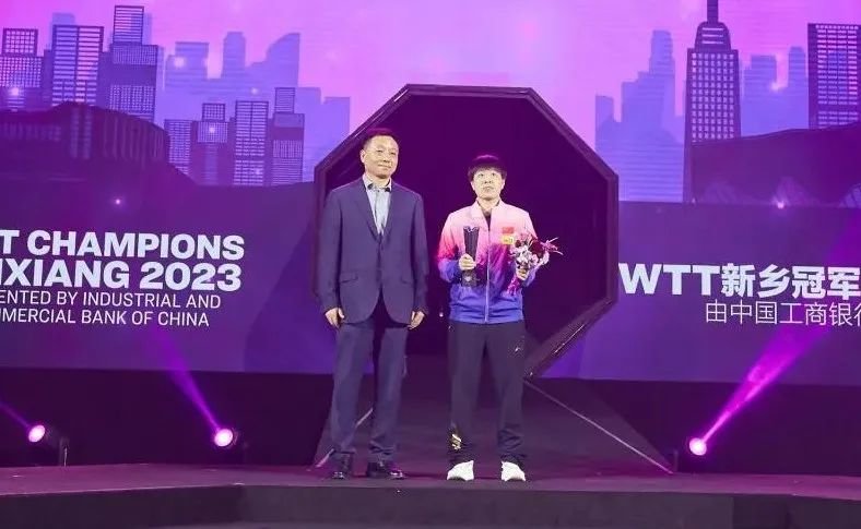 ▲马宇峰为女单亚军王艺迪颁发奖杯并合影