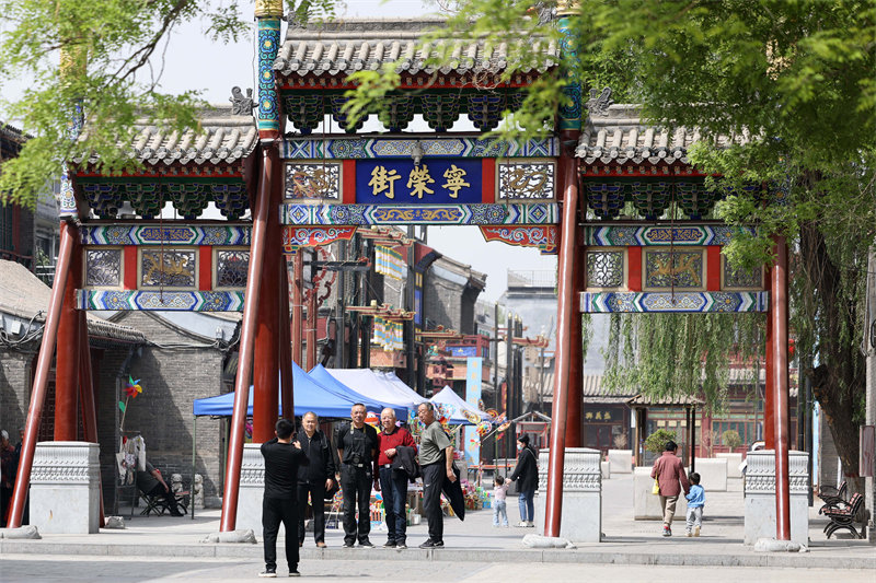 4月18日，游客在石家庄市正定县荣国府景区拍照游玩。新华社记者 骆学峰 摄