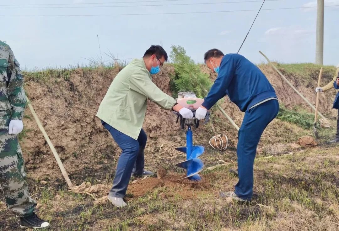 会宁县草滩镇工作人员正在进行绿化土地平整和打坑作业