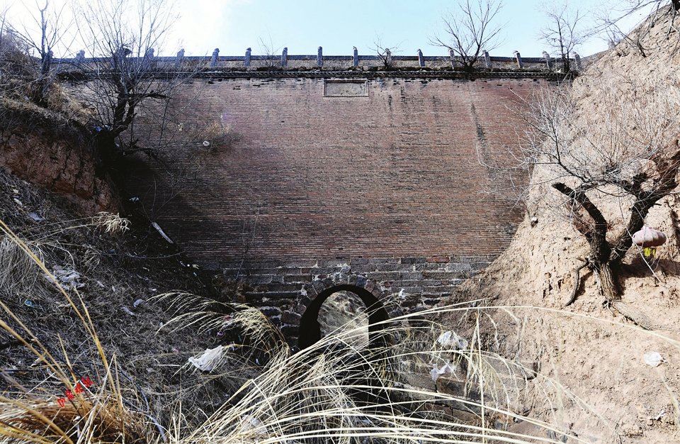 始建于明代的双成桥历经沧桑，桥洞壁上出现大面积开裂，有的裂缝有两三指宽。
