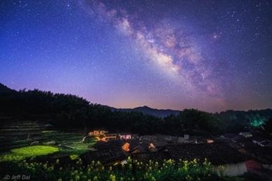 古村落与壮丽银河。暗夜环境保护，既可为乡村留下星光，又为乡村旅游增添了独特魅力。星联CSVA星空摄影师戴建峰摄于浙江衢州