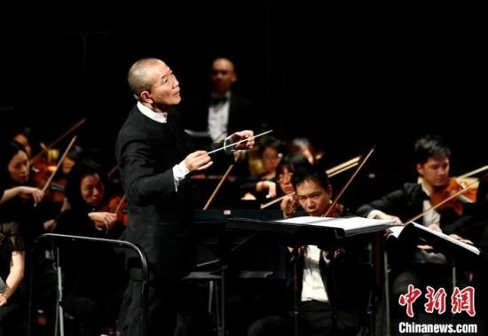 4月14日,著名作曲家谭盾作曲的交响乐作品《敦煌·慈悲颂》在位于福州的福建大剧院上演。当天的演出由谭盾指挥,海峡两岸暨香港音乐人一同参与。 中新社记者 吕明 摄