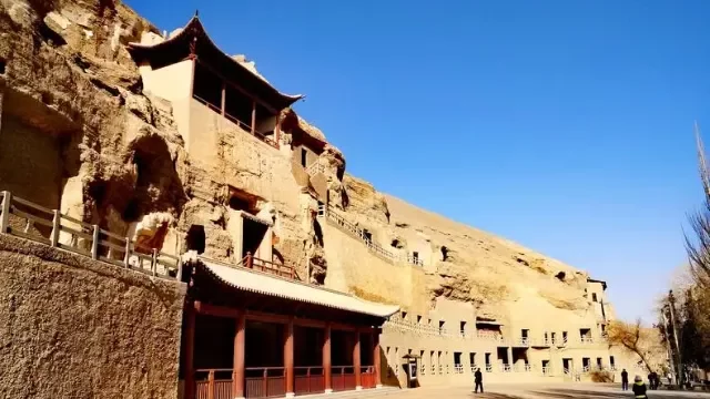 公元344年乐僔和尚来到敦煌开窟造像，这个决定让敦煌有了第一个石窟