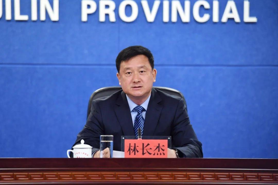 中国人民银行长春中心支行副行长林长杰就相关金融数据进行了介绍和解读。
