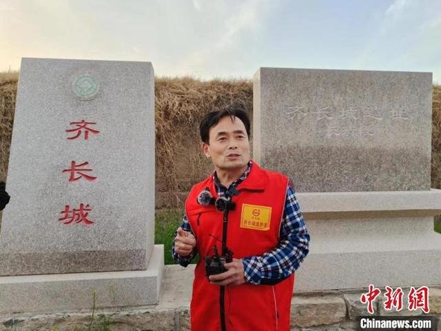 齐长城巡护员王守学向记者介绍日常工作内容。　王采怡　摄