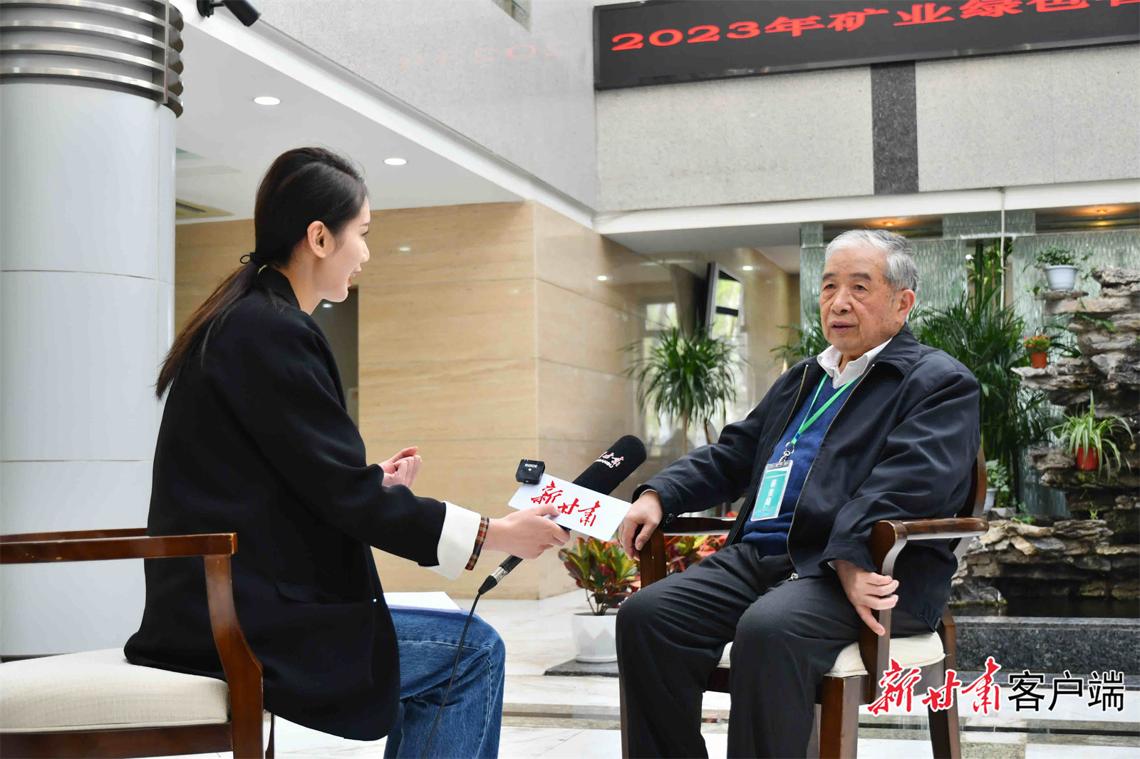 中国工程院院士蔡美峰接受新甘肃客户端记者采访