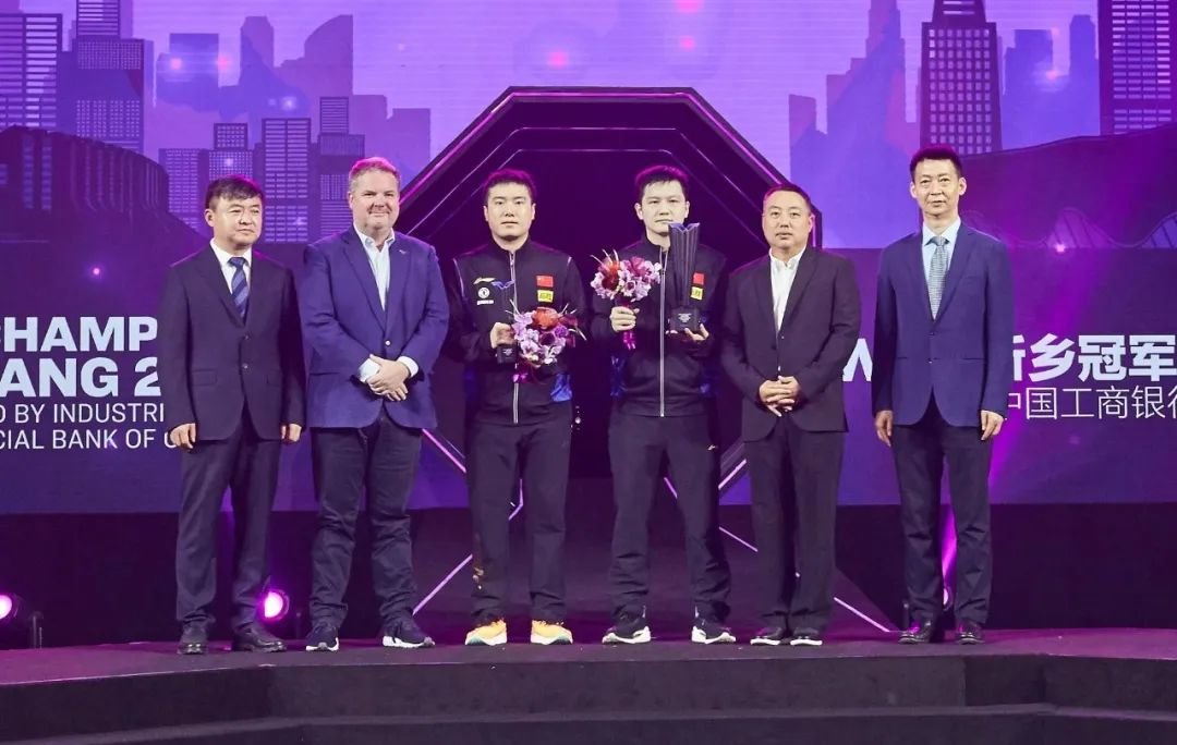 ▲男单冠亚军与颁奖嘉宾合影