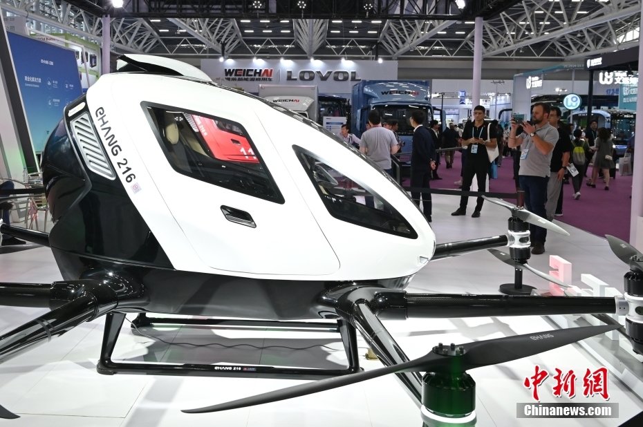 图为4月16日，广东广州，第133届广交会一展位展出的无人驾驶飞行器吸引参观者。 中新社记者 陈楚红 摄