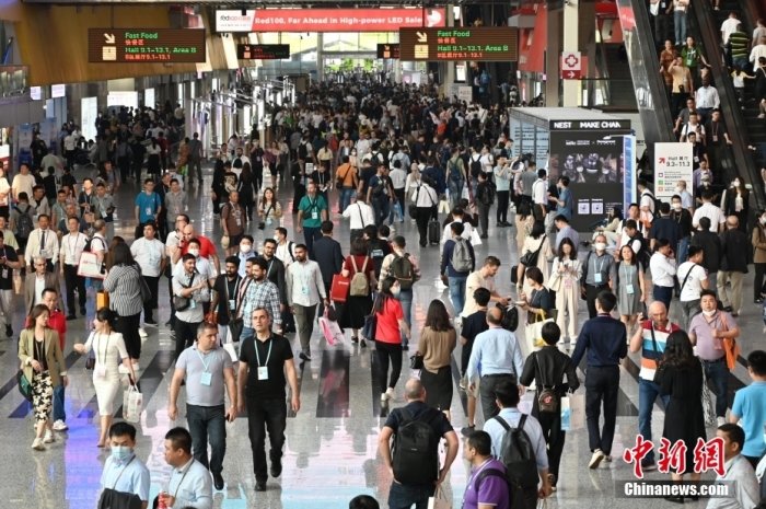 4月19日,第133届广交会一期在广州广交会展馆闭幕。图为4月16日,广交会展馆人气旺。<a target='_blank' href='/'>中新社</a>记者 陈楚红 摄