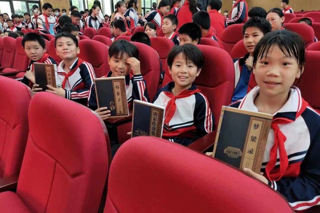 小朋友收到图书十分开心