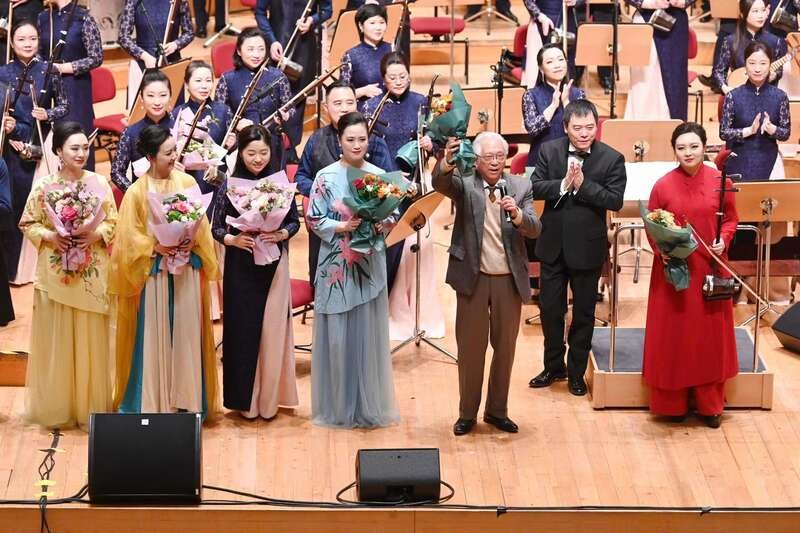 图为演出结束后顾冠仁（中）谢幕 上海民族乐团供图