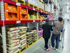 顾客在山姆会员店的宠物食品区选购