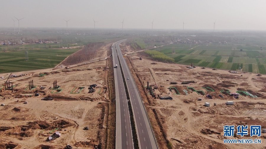 河南兰太高速二标施工现场。（无人机照片）