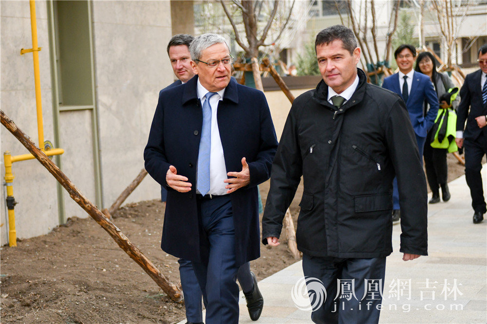 首批入住的奥迪专家参观国际人才公寓园区和部分户型。凤凰网吉林 梁琪佳摄