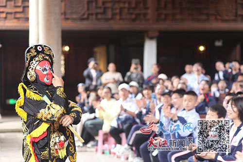 南昌京师实验学校学子们在研学中观看传统戏曲表演