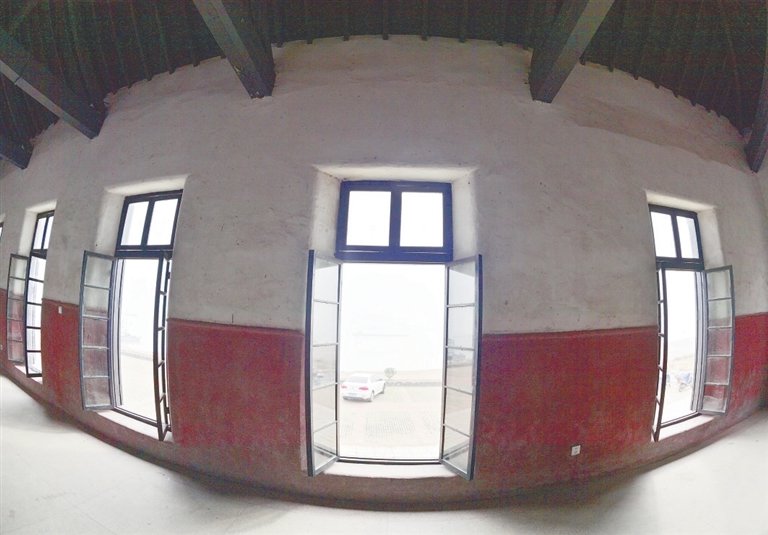姑塘海关旧址由三栋西式建筑组成,均采用木质门窗。