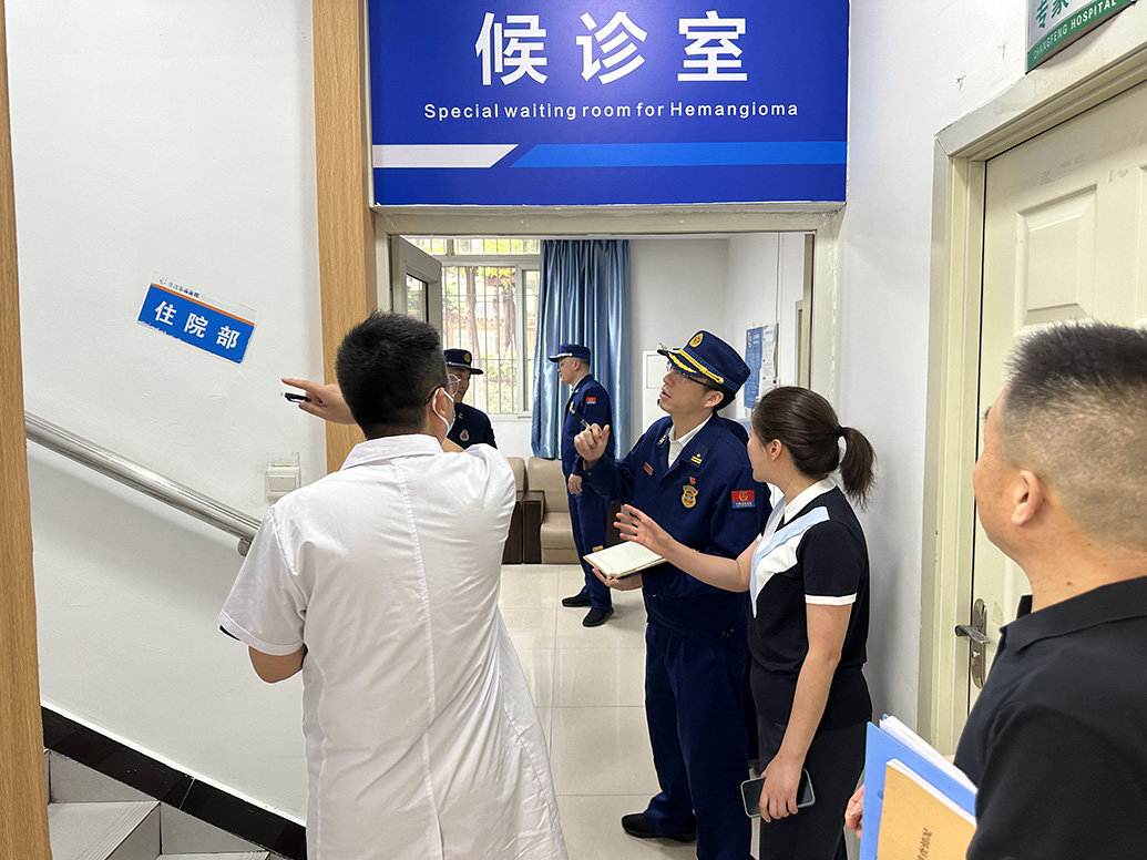 大渡口消防救援支队对重庆长峰医院开展消防安全工作进行专项检查。大渡口消防 供图