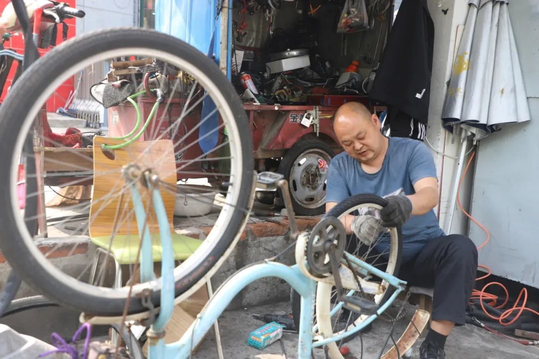 修理自行车。