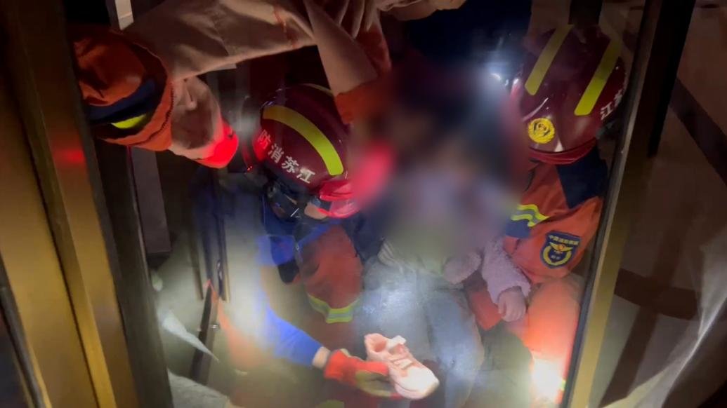 5岁女孩被卡酒店旋转门内，消防两根撬棍破门救援