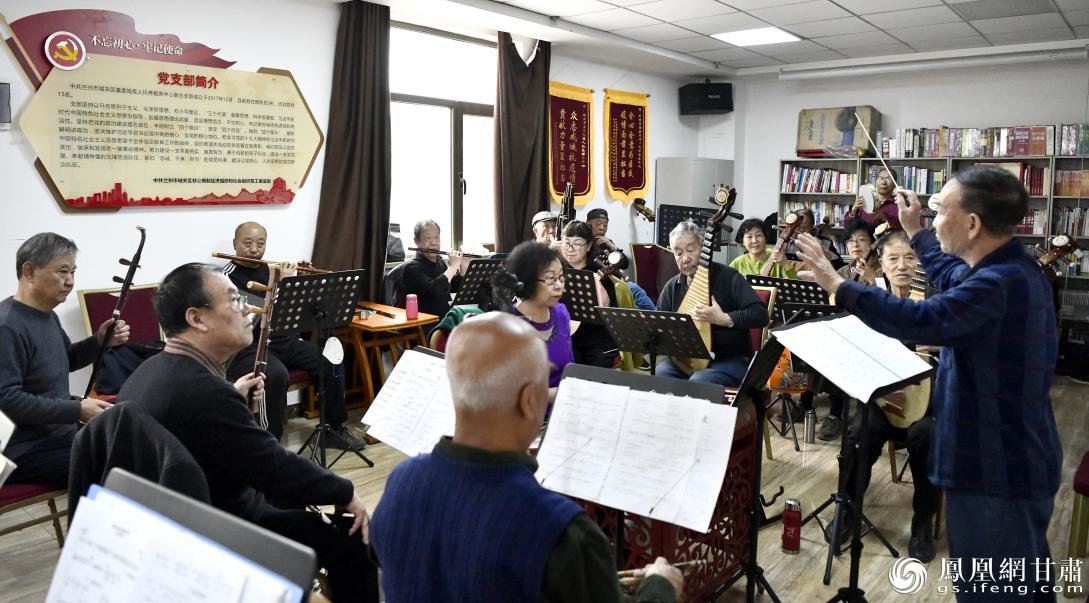 在兰州市城关区“虚拟养老院”，老年人乐享晚年。王鹏飞 摄