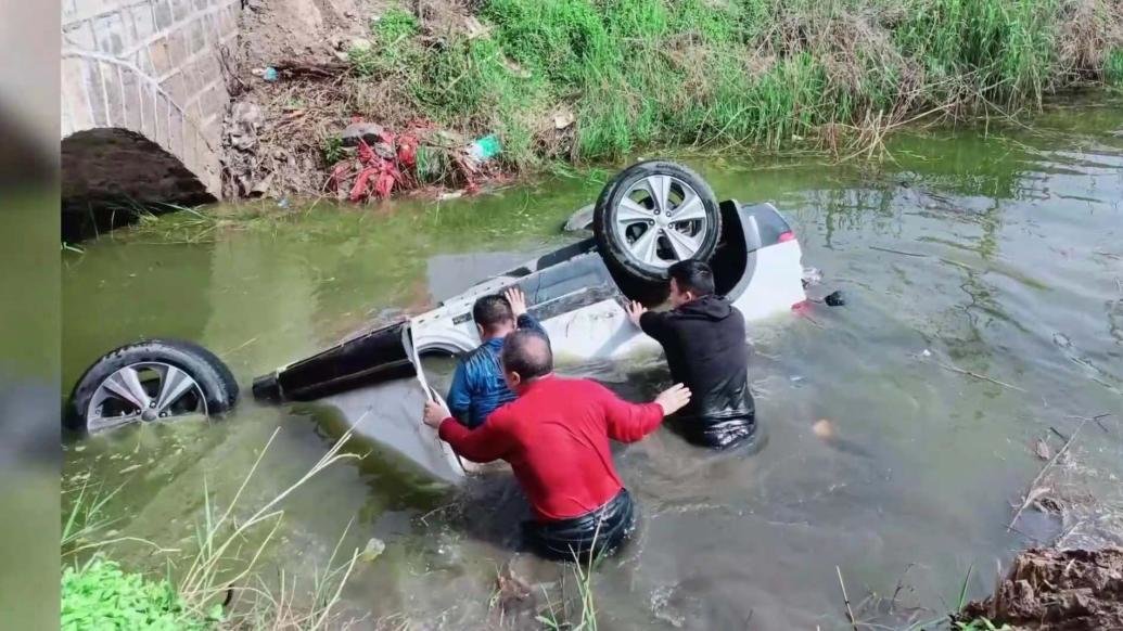 两车相撞一车坠河，热心记者下河救出两人