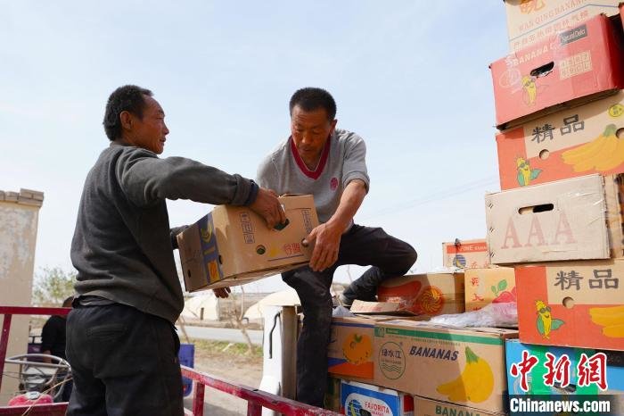 新疆托克逊县：大棚西瓜丰收忙