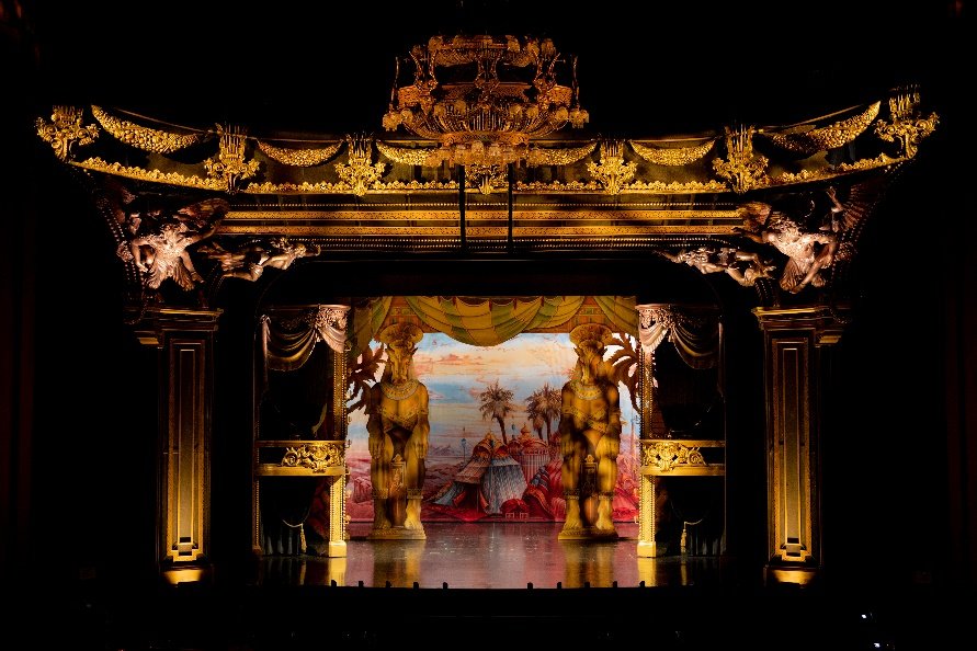 水晶吊灯在上海大剧院里升起