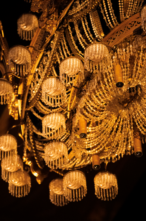 水晶吊灯由6000颗珠子组成，每串有35颗珠子。