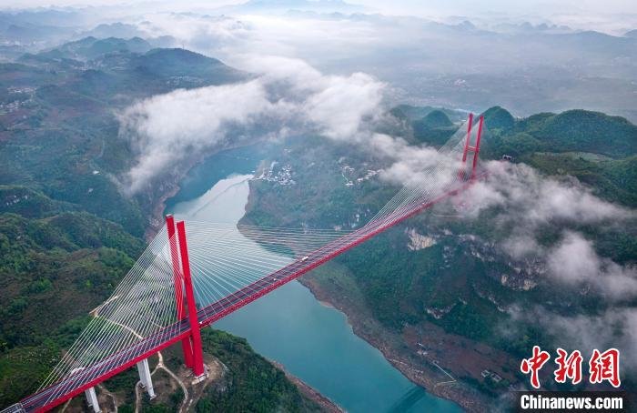 贵州黔西：鸭池河大桥云雾缭绕美如画