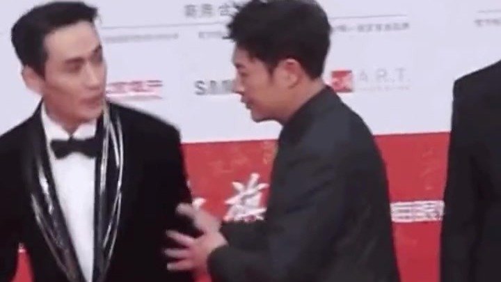 这红毯这么烫脚吗？北京国际电影节，张子枫朱一龙误入c位“吓坏了”