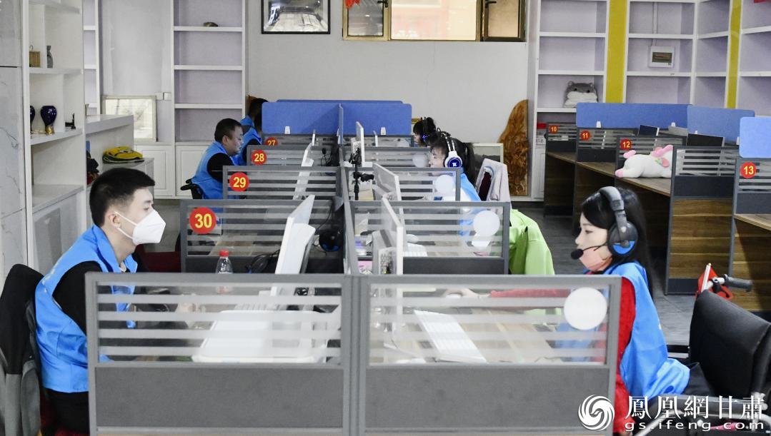 目前，有30多人在兰州市城关区重度残疾人托养服务中心收获了一份稳定工作。王鹏飞 摄