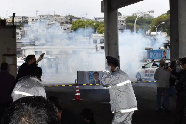 ▎木村隆二投掷的爆炸物引发白烟。