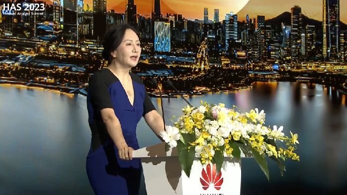 孟晚舟，走上台前_凤凰网