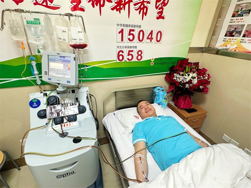 刘勇正在捐献造血干细胞。 周颖摄