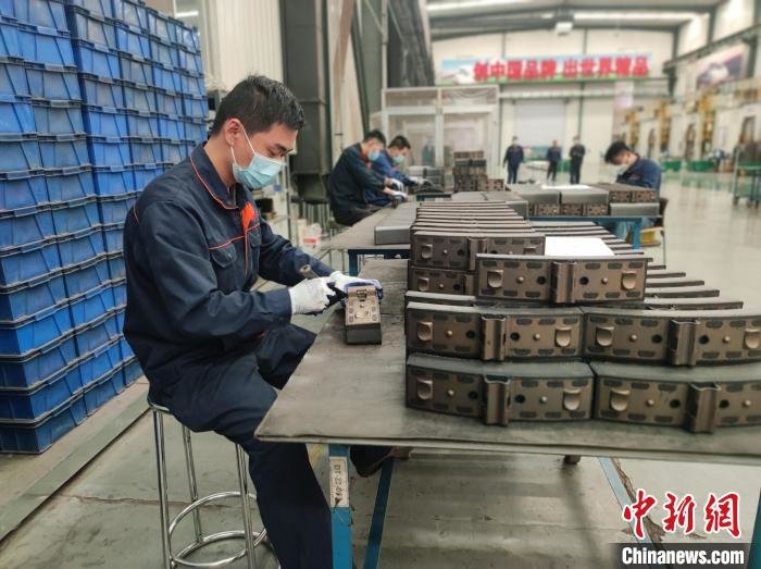 在菏泽鲁西新区德通新材料科技有限公司生产车间内,工人正在处理产品。 菏泽鲁西新区办公室供图