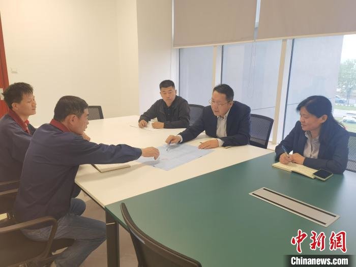 图为菏泽市定陶区审批局“一对一”服务企业。 李丽 摄