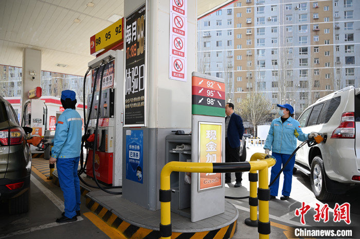 4月17日，内蒙古呼和浩特市一加油站内，工作人员为车辆加油。 中新社记者 刘文华 摄